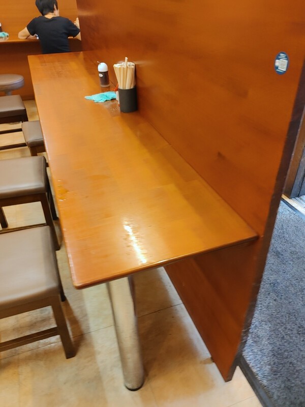 멘도코로 와타야 타카마쓰점 칸막이형 좌석 구조 사진