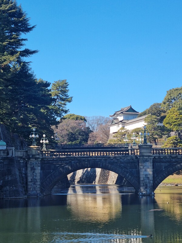 에도성을 둘러싼 다리와 산책로 풍경
