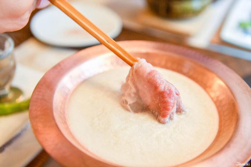 일본 겨울 음식 소개를 위한 테이블 세팅 이미지