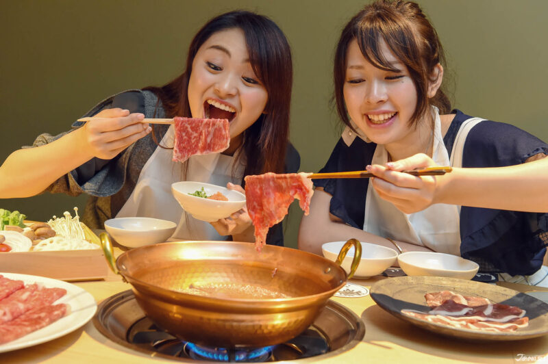 일본 겨울 음식 소개를 위한 테이블 세팅 이미지