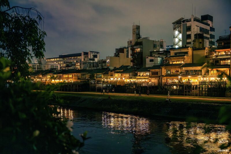 นั่งเล่นริมแม่น้ำคาโมะ เกียวโต