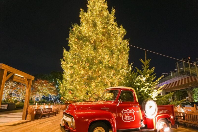 랄프 로렌 크리스마스 트리와 빨간 자동차 전시 포토존