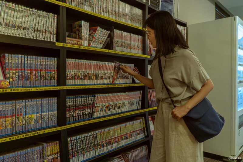 hotel MONday Premium 도요스 만화 코너 책장과 휴식 공간