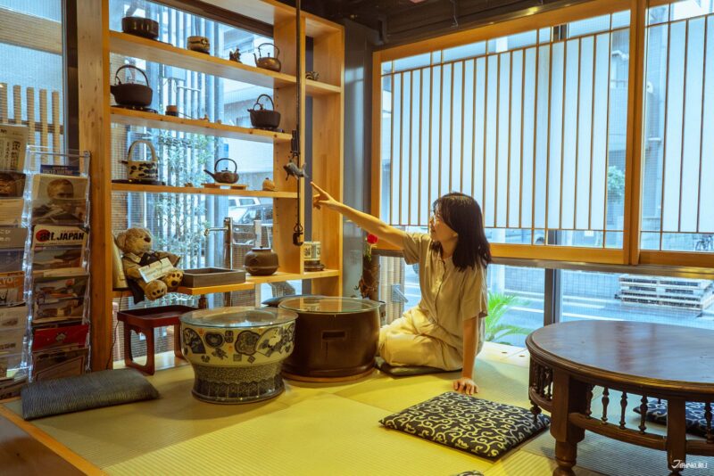 도쿄 안돈 료칸 로비와 일본 앤티크 소품이 가득한 라운지