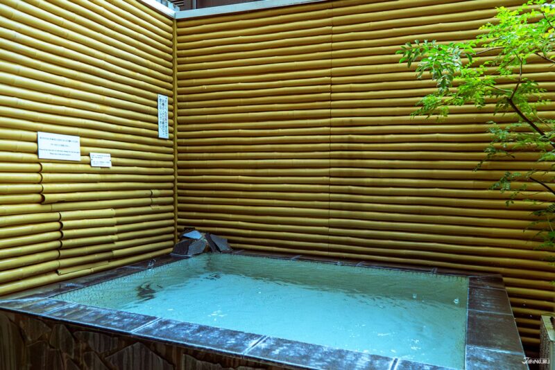 호텔 에도야 파티오 야외 좌석과 도심 속 휴식 공간