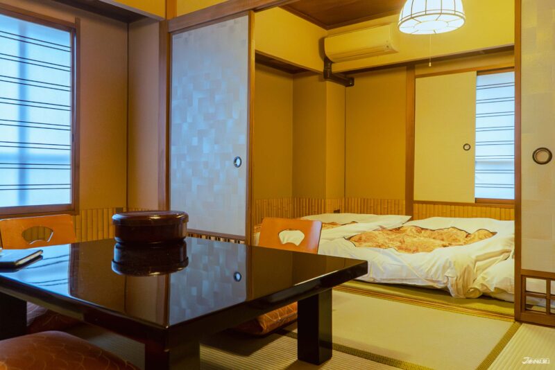 호텔 에도야 넓은 다다미 방과 전통 일본식 인테리어