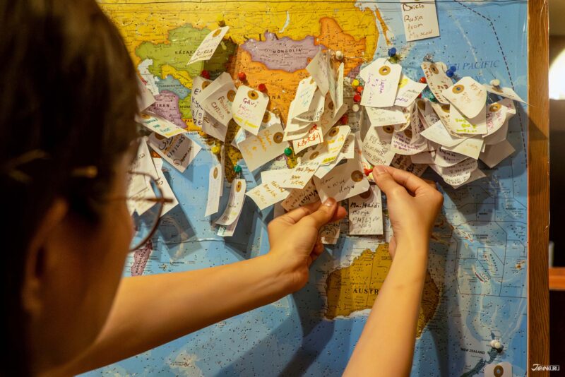 호텔 에도야 라운지에 전시된 세계 지도와 여행 분위기