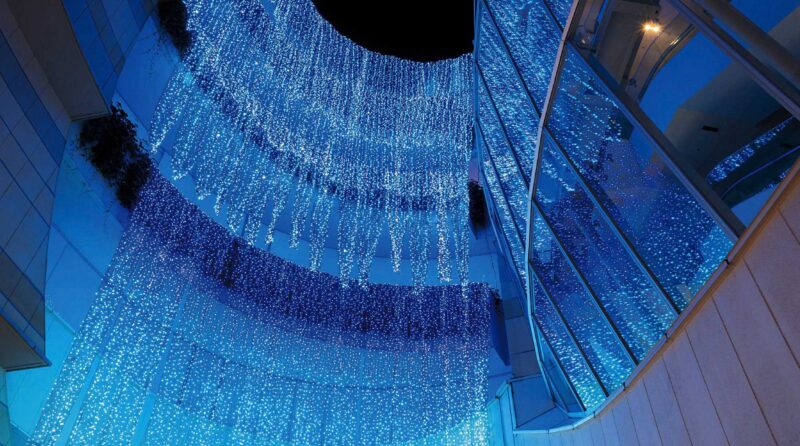 난바 히카리타비 폭포형 조명 연출
