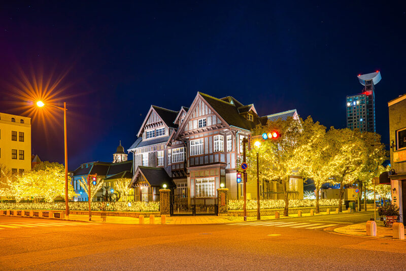 모지코 레트로 지역의 레트로 건축물과 항구 일루미네이션