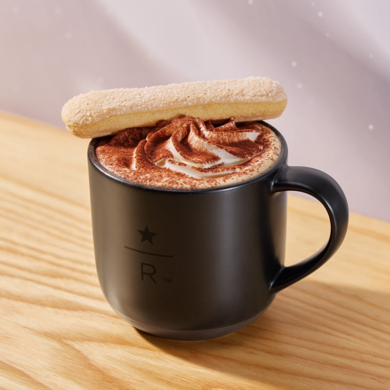 일본 스타벅스 크리스마스 한정 음료. 스타벅스 리저브 티라미수 라떼.