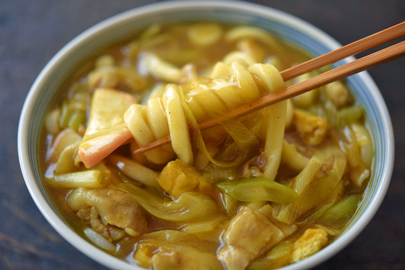 통통한 우동 면과 진한 국물이 담긴 일본식 카레우동