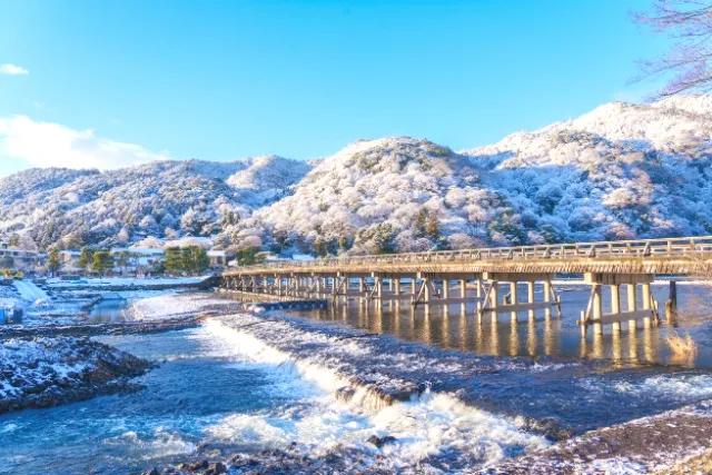 눈 덮인 교토 도게츠교의 겨울 풍경