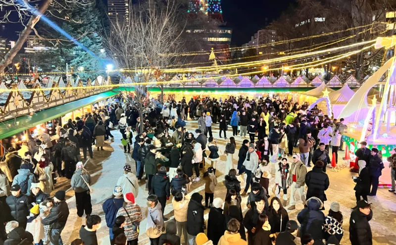 삿포로 뮌헨 크리스마스 마켓의 조명으로 빛나는 노점 풍경