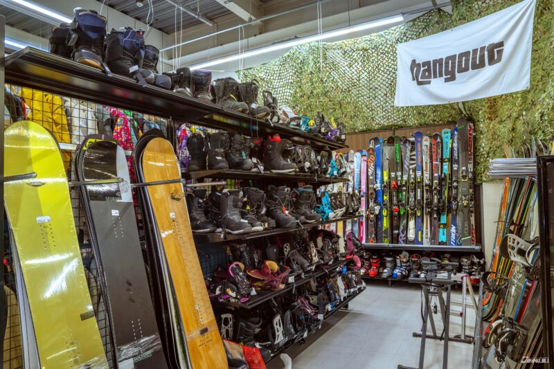 Secondhand winter sports gear at BOOKOFF in Osaka