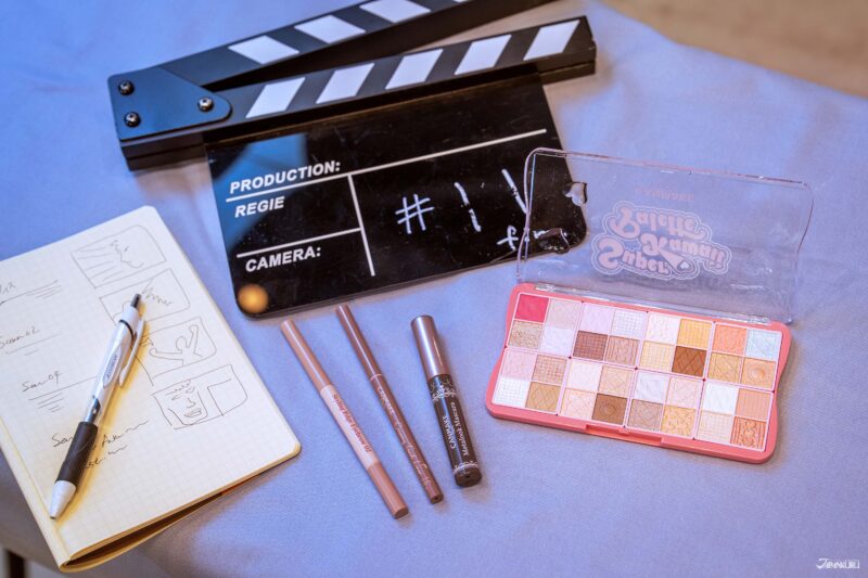 차분하고 선명한 여배우 아이 메이크업 제품군