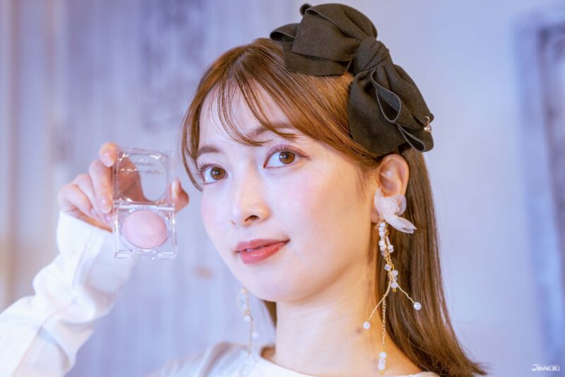 아이돌 메이크업용 글로우 베이스, 캔메이크 핑크 톤 피부 연출