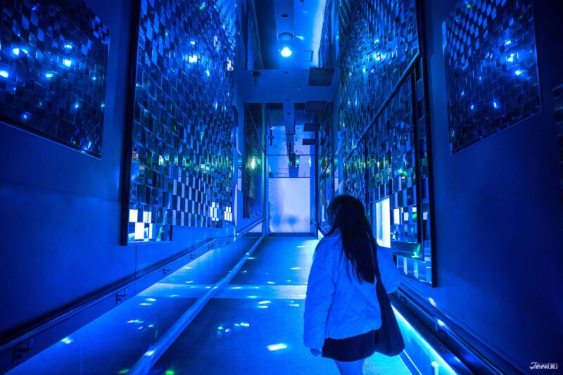 거울로 장식된 만화경 터널 내부