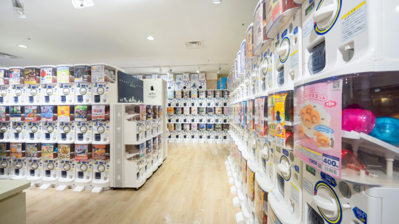 가챠 뽑기 기계가 늘어선 사진.