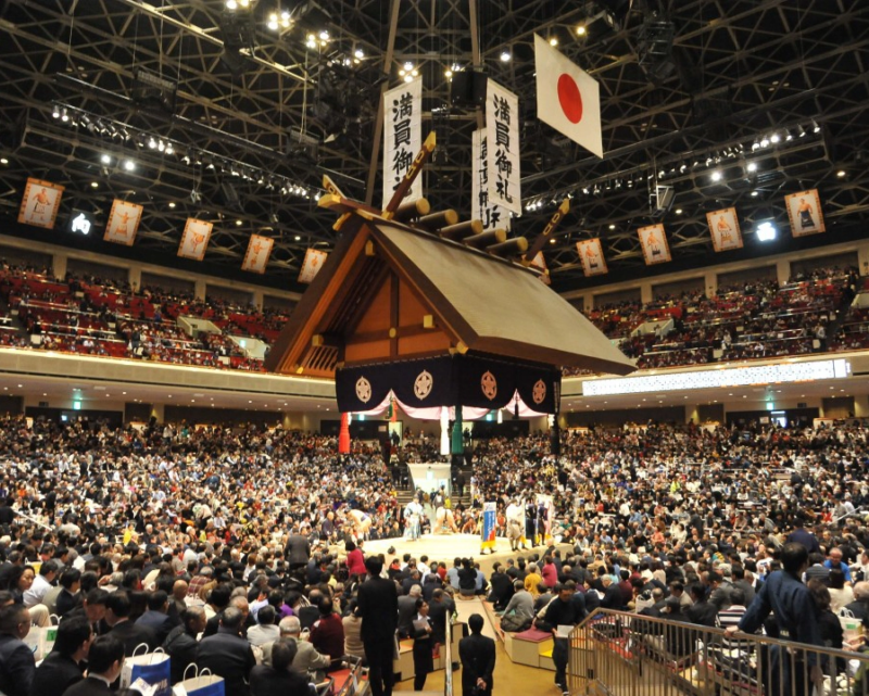 일본 스모 경기 관람석 대중 사진 그랜드 혼바쇼