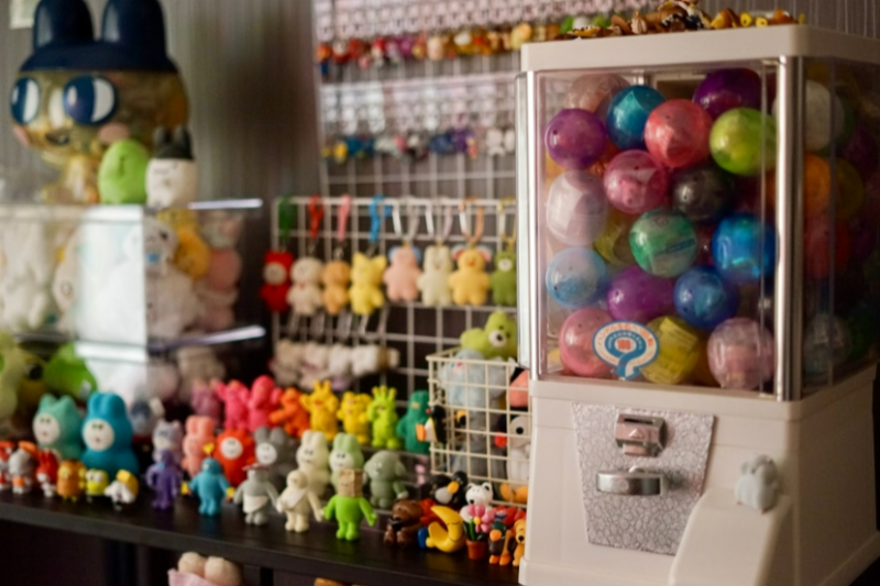 가챠 기계와 가챠 상품의 사진