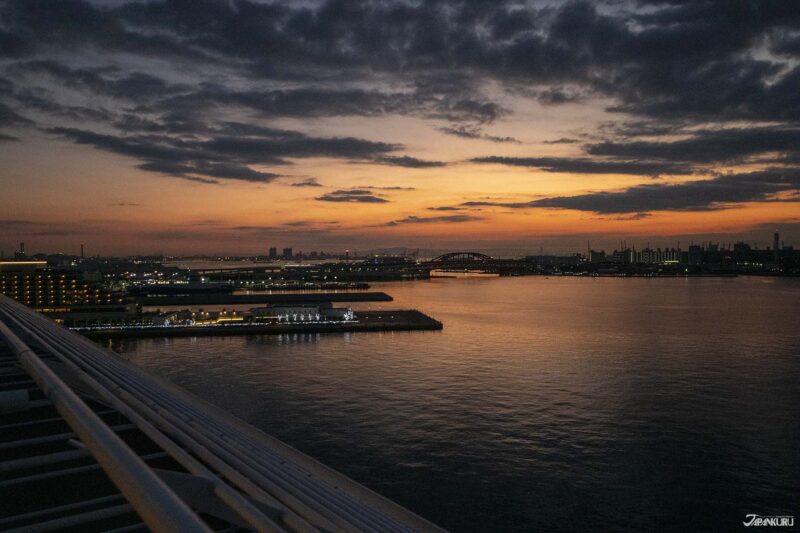 해 질 무렵 낭만적인 분위기가 감도는 고베 항구의 산책로 풍경