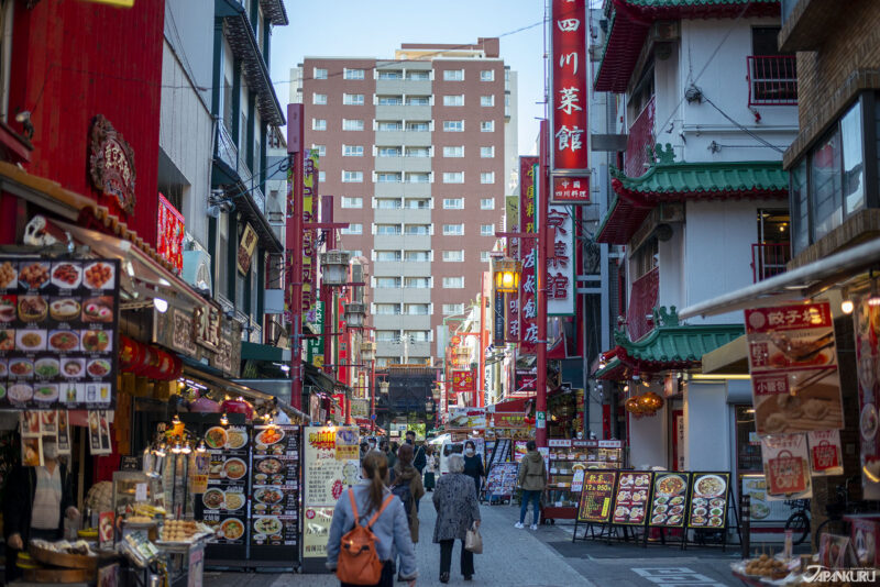 붉은색 장식과 사람들로 붐비는 고베 난킨마치(차이나타운)의 거리