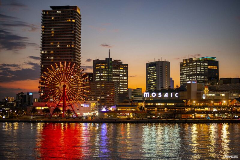 고베 포트 타워와 해양 박물관이 보이는 메리켄 파크의 전경