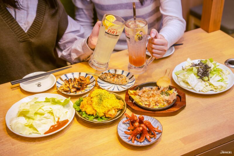 쇼핑 후 식사를 즐길 수 있는 야에치카 맛집 거리 분위기