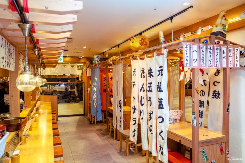 데케데케의 시그니처 메뉴 모츠야키와 다양한 안주 요리