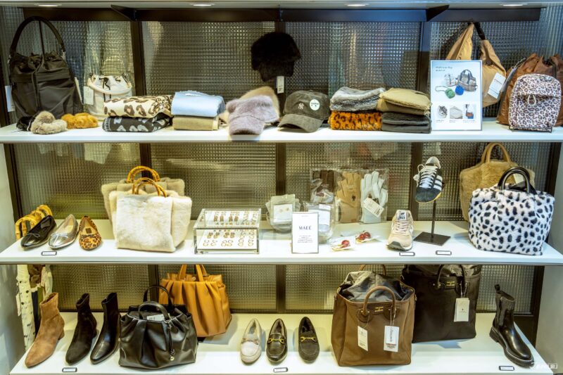 유나이티드 애로우즈의 트렌디한 여성 의류와 패션 잡화