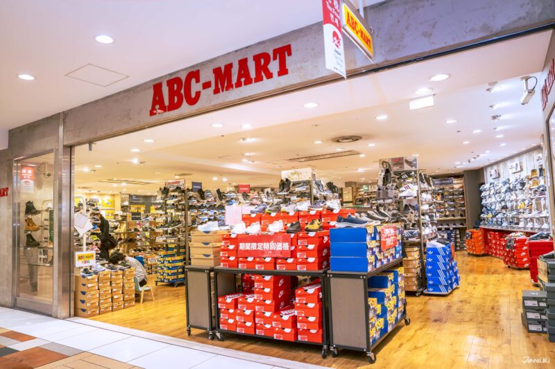 ABC 마트 야에치카점의 다양한 브랜드 스니커즈와 신발