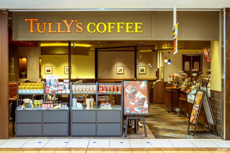 도쿄역 야에치카 타리즈 커피(Tully's Coffee) 매장 외관과 편안한 분위기