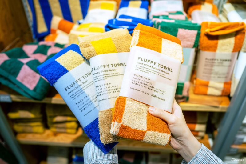 스탠다드 프로덕트 심플한 디자인의 수납 용품과 타월