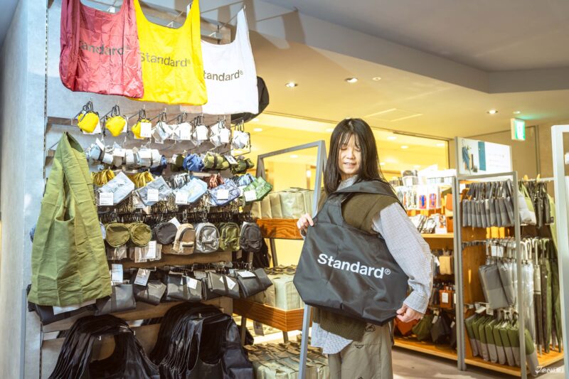 스탠다드 프로덕트 심플한 디자인의 수납 용품과 타월