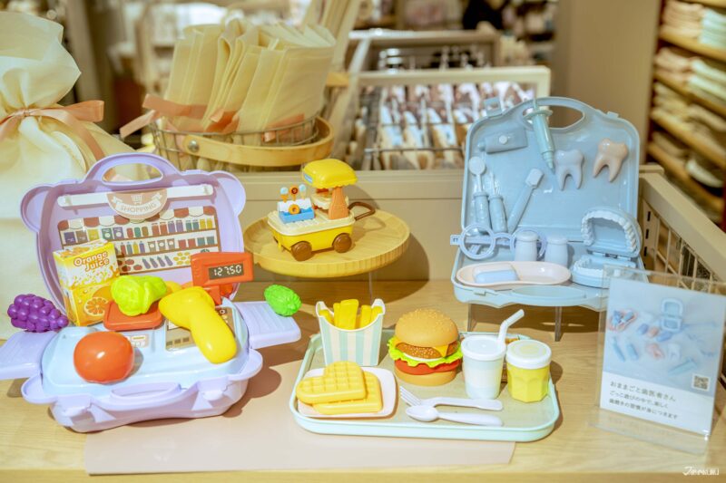 쓰리피 매장의 귀여운 액세서리와 잡화 아이템