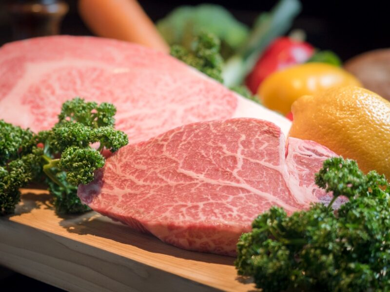 굽기 전 셰프가 보여주는 신선한 육질의 고베규 스테이크 원육