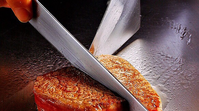 철판에서 먹기 좋게 구워진 육즙 가득한 고베규 스테이크