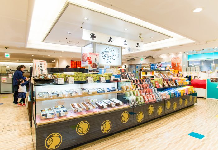다양한 조림 식품과 선물 세트가 진열된 고베 다이코쿠야 매장 전경