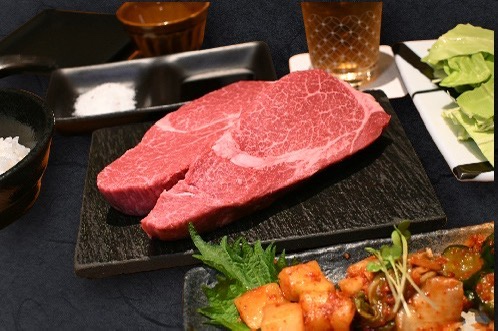 마블링이 선명한 최고급 고베규 소고기 접시