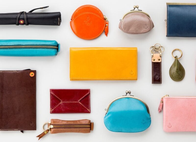 스튜디오 키치 매장에 진열된 알록달록한 색감의 가죽 지갑들