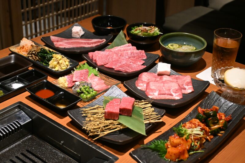 다양한 부위의 고베규와 야채가 함께 제공되는 야키니쿠 코스
