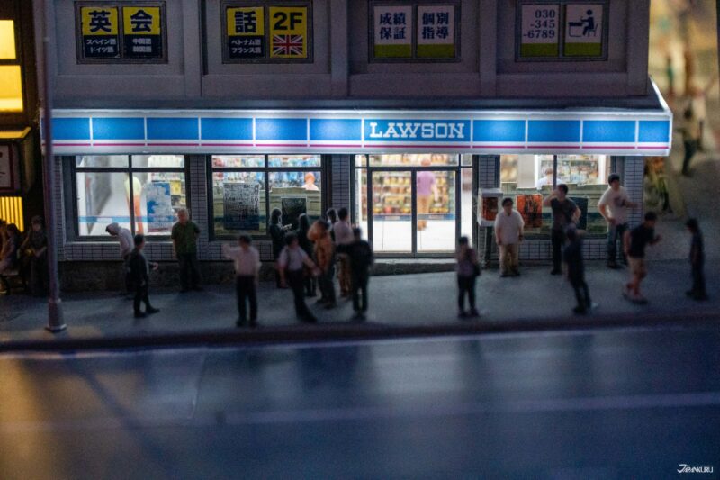 โมเดลจำลองร้านสะดวกซื้อ LAWSON กับผู้คนบนถนนในเมืองญี่ปุ่น