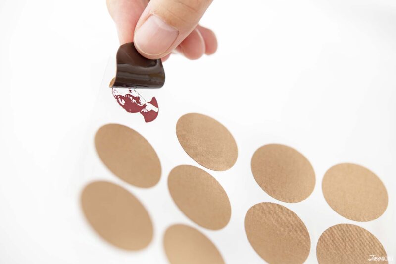 일본 직장인 서랍 필수템 니치반 로이히 파스 사용 장면