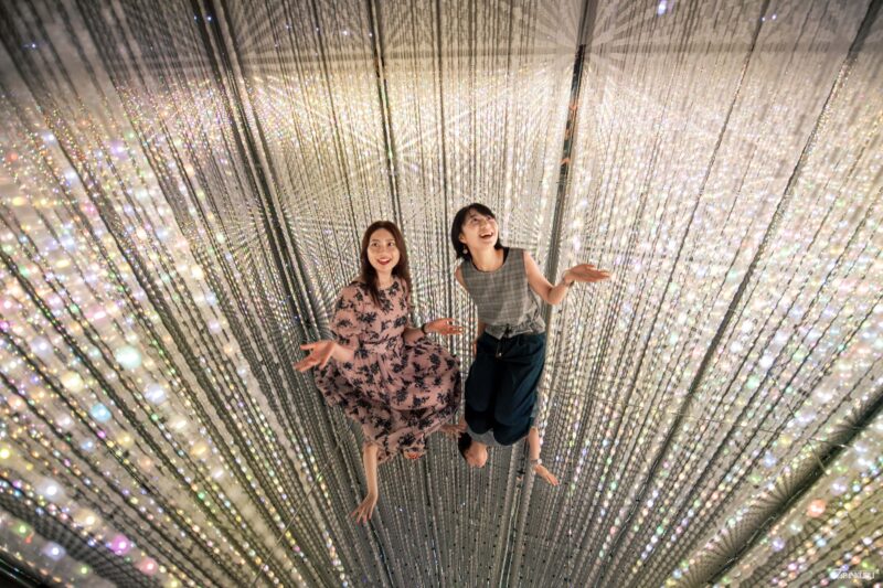 ห้องจัดแสดงภายใน teamLab Planets TOKYO DMM กับงานศิลปะดิจิทัลแบบอินเทอร์แอคทีฟ