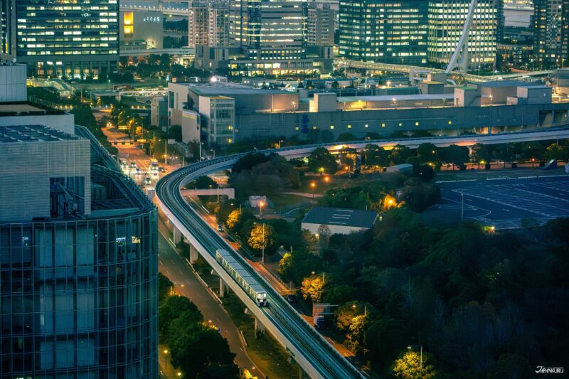 รถไฟยูริคาโมเมะวิ่งผ่านย่านโอไดบะในโตเกียว