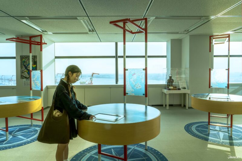 นักท่องเที่ยวกำลังทดลองกิจกรรมอินเทอร์แอคทีฟภายในพื้นที่จัดแสดงของพิพิธภัณฑ์