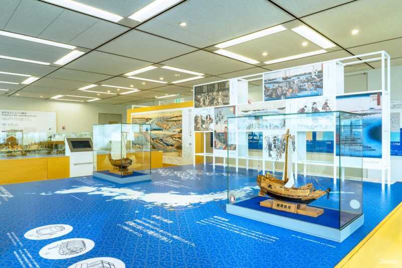 ห้องจัดแสดงนิทรรศการภายในพิพิธภัณฑ์กับโมเดลเรือและประวัติการเดินเรือของญี่ปุ่น