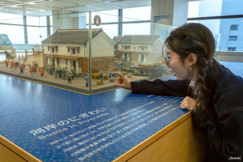 นักท่องเที่ยวชมโมเดลเมืองญี่ปุ่นขนาดย่อมภายในห้องจัดแสดงของพิพิธภัณฑ์