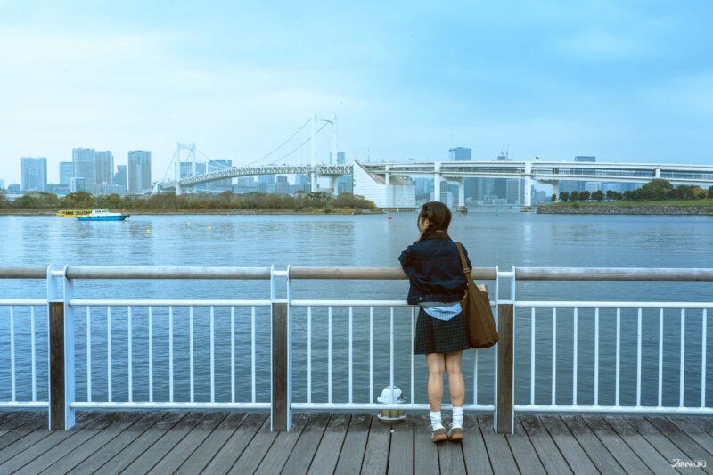 วิวอ่าวโตเกียวและสะพานสายรุ้งจากสวนโอไดบะซีไซด์ปาร์ค