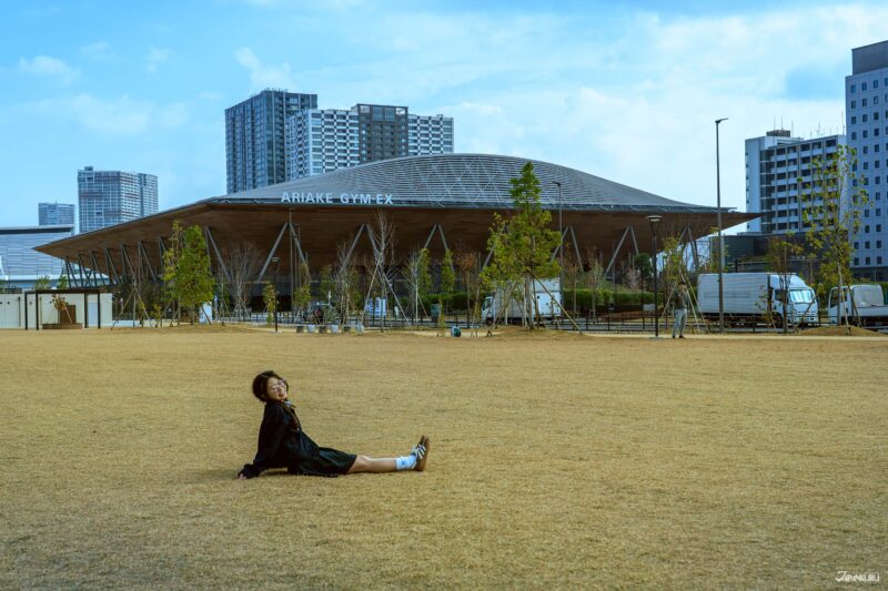 นักท่องเที่ยวนั่งพักบริเวณสวนกว้างหน้าฮอลอาริอาเกะ ยิม-เอ็กซ์(Ariake GYM-EX)